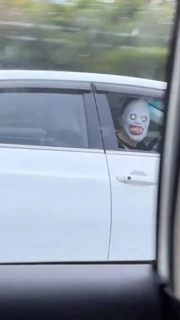 顺阳网 女子在高速上被“恐怖面具”吓坏！知情人最新回应：并非故意，是为节日准备，拍视频的人先放缓车速摇下车窗拍